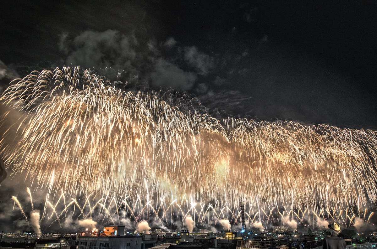 金色の花火が長岡の夜空に静かに広がる様子