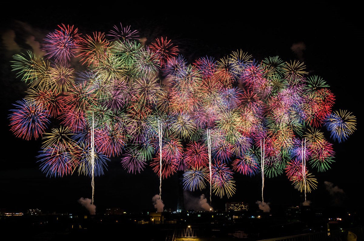 色鮮やかな花火が夜空に大きく開く様子
