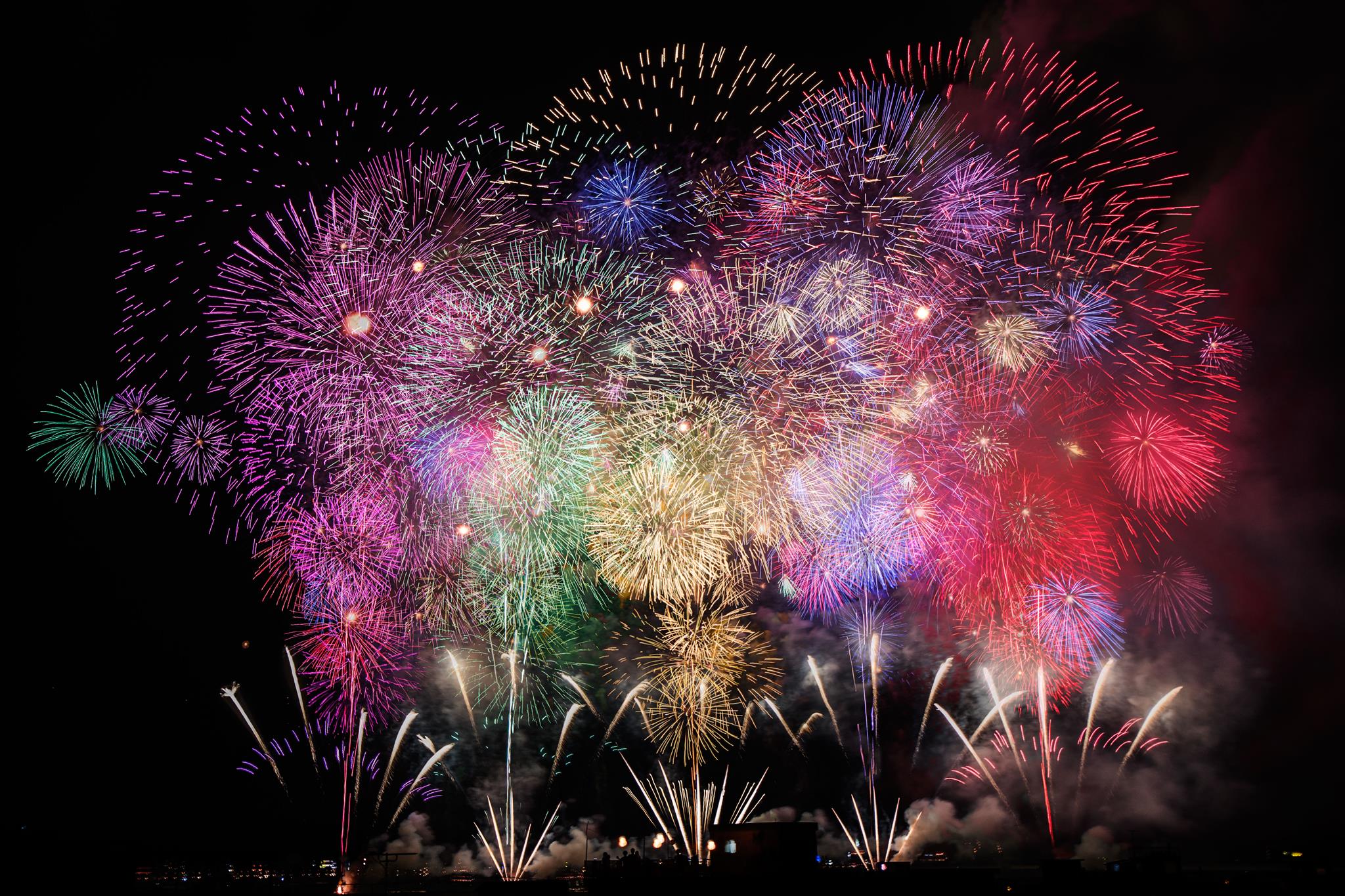 長岡の夜空を色鮮やかな花火が埋め尽くす様子